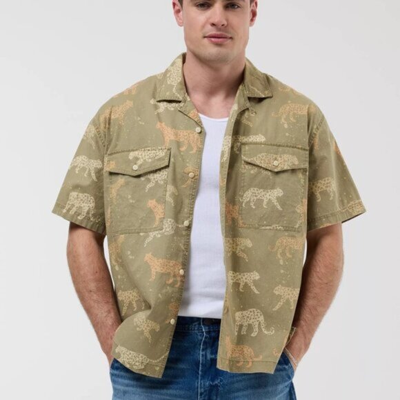 American Eagle Men's Shirt Size M 24/7 Stretch Jaguar Print Button-Up Poolside - Picture 1 of 11